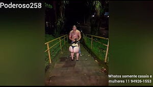 Estava parado no dogging praÃ§a mirante da lapa, marido hotwife chamou pra dar volta com esposa no banco de trÃ¡s do carro , enquanto ele dirigia (completo red)